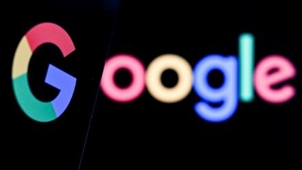 Plusieurs maisons d'édition, dont Hachette, ont poursuivi Google en justice mardi, l'accusant d'avoir utilisé sans autorisation des œuvres protégées par des droits d'auteur pour entraîner ses modèles d'intelligence artificielle (IA)