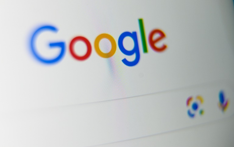 Google a lancé vendredi une nouvelle fonctionnalité qui permet de transformer, en quelques secondes, les résultats d'une recherche sur son moteur en podcast généré par intelligence artificielle (IA)