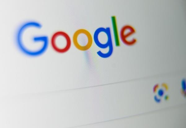Google a lancé vendredi une nouvelle fonctionnalité qui permet de transformer, en quelques secondes, les résultats d'une recherche sur son moteur en podcast généré par intelligence artificielle (IA)