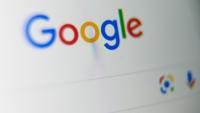 Google a lancé vendredi une nouvelle fonctionnalité qui permet de transformer, en quelques secondes, les résultats d'une recherche sur son moteur en podcast généré par intelligence artificielle (IA)