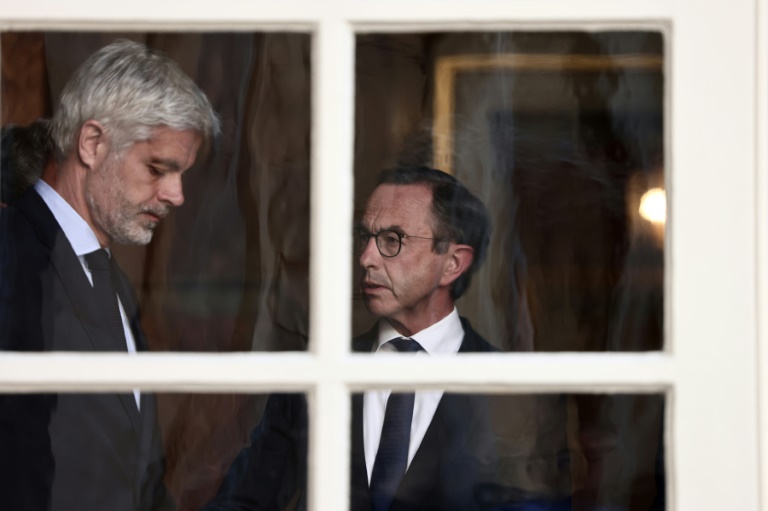 Bruno Retailleau, à droite, et Laurent Wauquiez, à gauche, après leur rencontre avec le Premier ministre François Bayrou à l'hôtel Matignon, à Paris, le 2 juin 2025