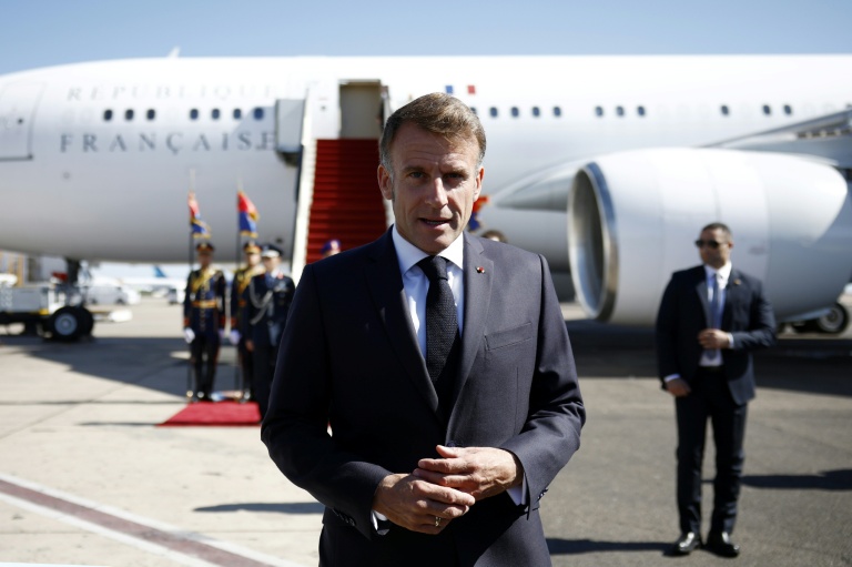 Le président français Emmanuel Macron s'adresse à la presse à son arrivée à Charm El-Cheikh, en Egypte, pour le sommet sur Gaza, le 13 octobre 2025