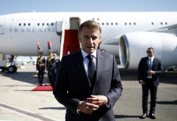 Le président français Emmanuel Macron s'adresse à la presse à son arrivée à Charm El-Cheikh, en Egypte, pour le sommet sur Gaza, le 13 octobre 2025