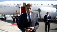 Le président français Emmanuel Macron s'adresse à la presse à son arrivée à Charm El-Cheikh, en Egypte, pour le sommet sur Gaza, le 13 octobre 2025