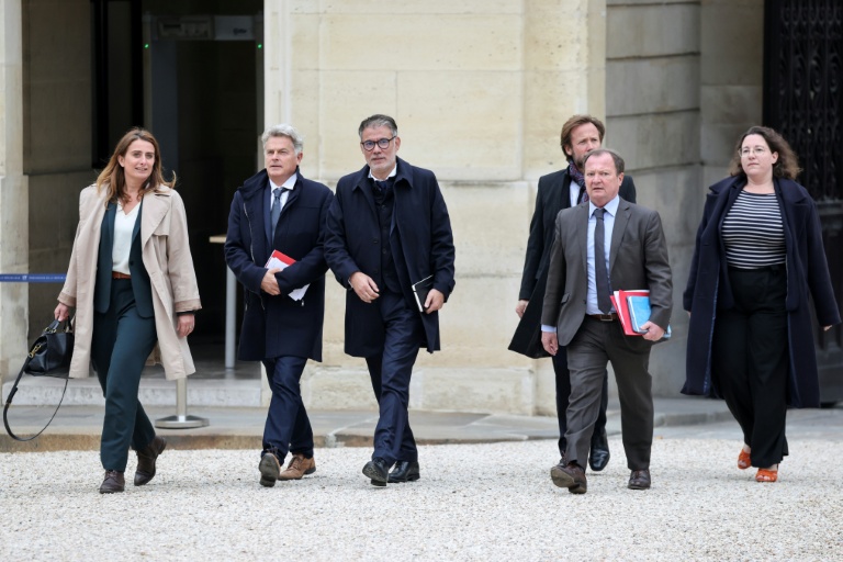 Les dirigeants des Ecologistes, du PCF et du PS arrivent au palais de l'Elysée :  (de g à d) Marine Tondelier, Fabien Roussel, Olivier Faure, Boris Vallaud, Stéphane Peu et Cyrielle Châtelain, le 10 octobre 2025 à Paris 