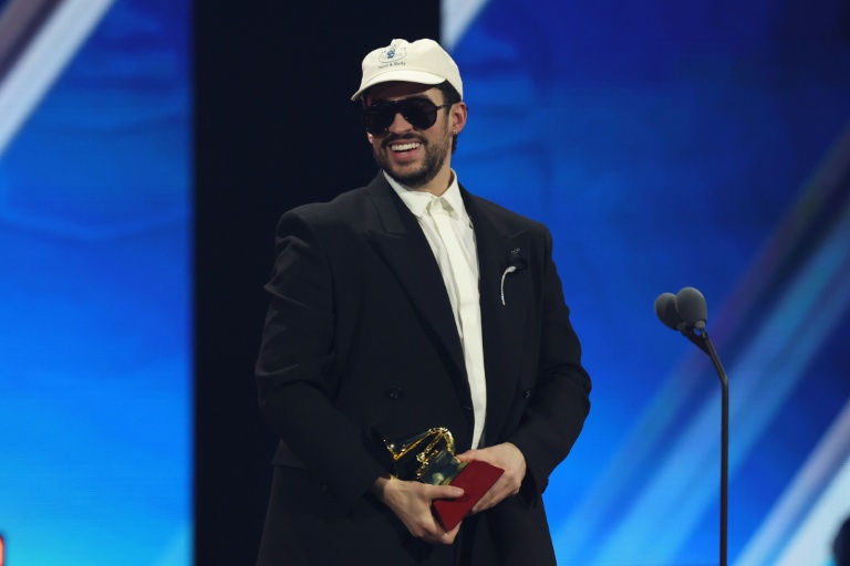 Le chanteur portoricain Bad Bunny reçoit le prix de l'album de l'année pour 