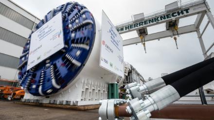 L'un des tunneliers construits par le groupe allemand Herrenknecht pour le Grand Paris Express, le 20 mai 2019 à à Schwanau, en Allemagne