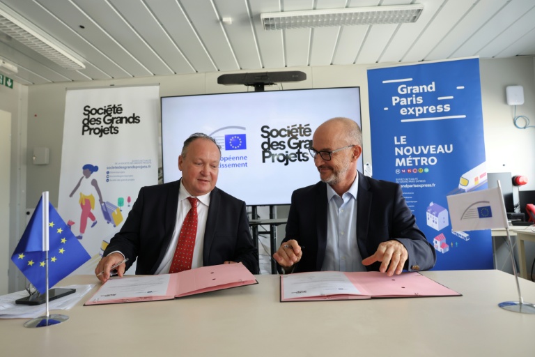 Le vice-président de la Banque europeenne d’investissement (BEI) Ambroise Fayolle (G) et le président du directoire de la Société des Grands Projets (SGP), Jean-François Monteils, (D), le 2 septembre 2026, à Nanterre-La Folie (Hauts de Seine)