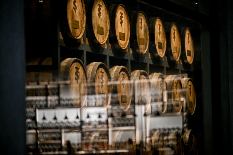 Des fûts de rhum entreposés à la distillerie Santa Teresa, le 17 décembre 2025 à La Victoria, dans l'État d'Aragua, au Venezuela