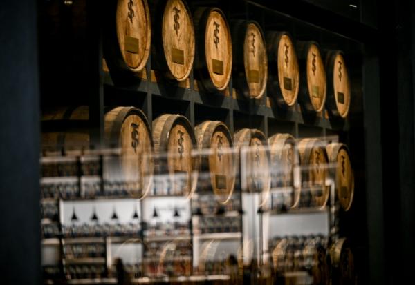 Des fûts de rhum entreposés à la distillerie Santa Teresa, le 17 décembre 2025 à La Victoria, dans l'État d'Aragua, au Venezuela