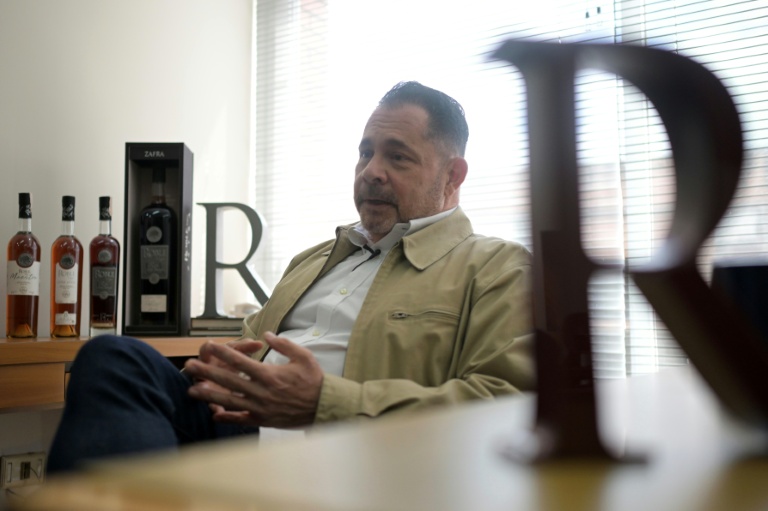 Francois Boccalandro, fondateur et PDG du rhum Roble du Venezuela, lors d’une interview à Caracas, le 21 novembre 2025