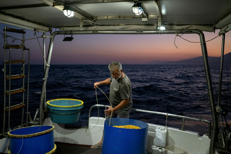 Le pêcheur grec Michalis Zevelekakis sur son bateau au large du port de Ierapetra, en Crète, le 3 juin 2026