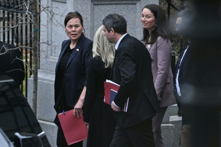 La ministre des Affaires étrangères du Groenland, Vivian Motzfeldt, à gauche, quitte la Maison Blanche après une rencontre avec JD Vance et Marco Rubio, le 14 janvier 2026