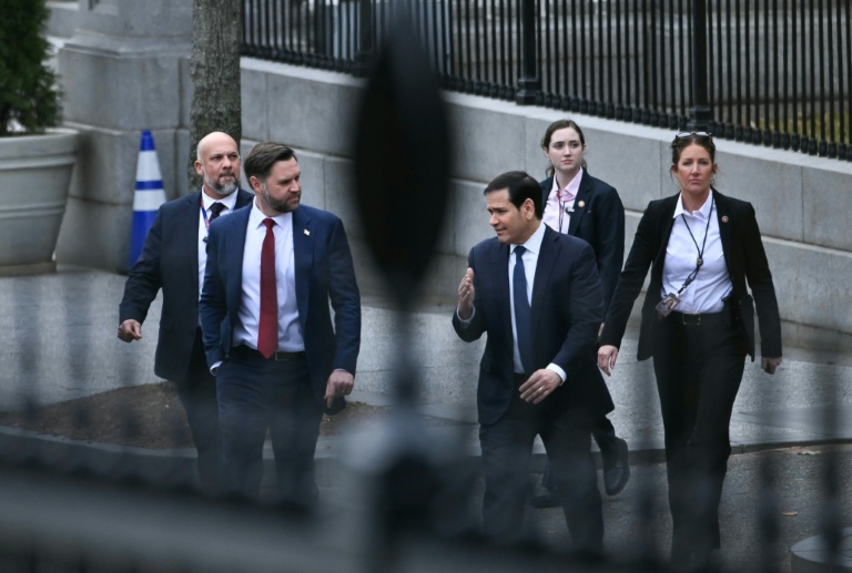 Le vice-président américain, JD Vance, à gauche, et le secrétaire d'Etat américain Marco Rubio, à droite, après une rencontre avec les ministres des Affaires étrangères du Groenland et du Danemark, le 14 janvier 2026 à la Maison Blanche