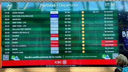 Des vols annulés sur un écran des départs à l’aéroport international Ministro Pistarini, à Ezeiza, dans la province de Buenos Aires, en Argentine, le 4 mars 2026