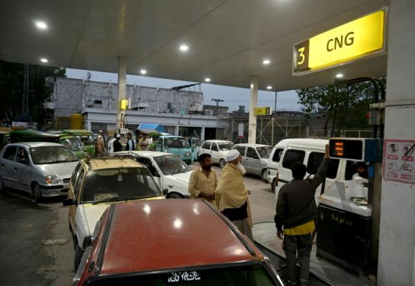 Des automobilistes attendent pour faire le plein d'essence dans une station-service à Peshawar, le 25 mars 2026 au Pakistan