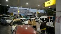 Des automobilistes attendent pour faire le plein d'essence dans une station-service à Peshawar, le 25 mars 2026 au Pakistan