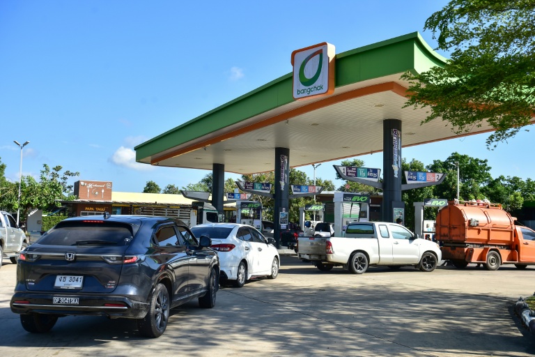 Des automobilistes font la queue à une station-service à Narathiwat, le 18 mars 2026 en Thaïande