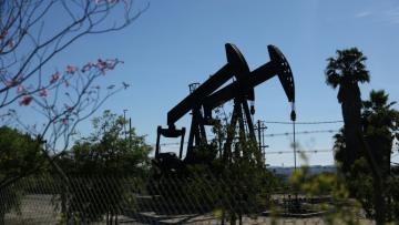Des pompes à balancier sur le champ pétrolier d'Inglewood à Los Angeles, en Californie, le 17 mars 2026