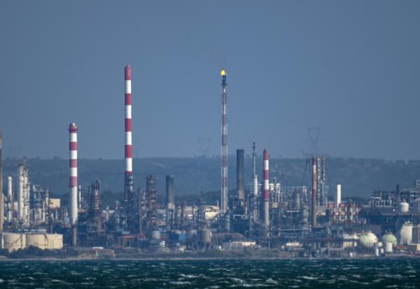 La raffinerie de pétrole Lavera à Port-de-Bouc, près de Martigues, le 25 mars 2026 dans le sud de la France