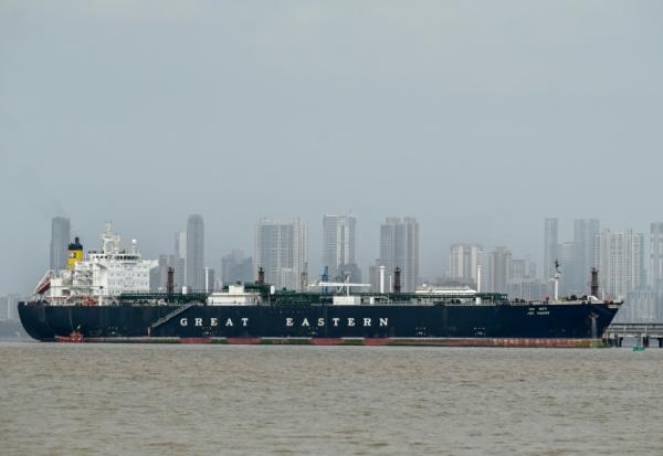 Le navire Jag Vasant, battant pavillon indien et transportant du gaz de pétrole liquéfié (GPL), qui a traversé le détroit d’Hormuz en mars, en plein conflit au Moyen-Orient, photographié en Inde, à Bombay, le 1er avril 2026
