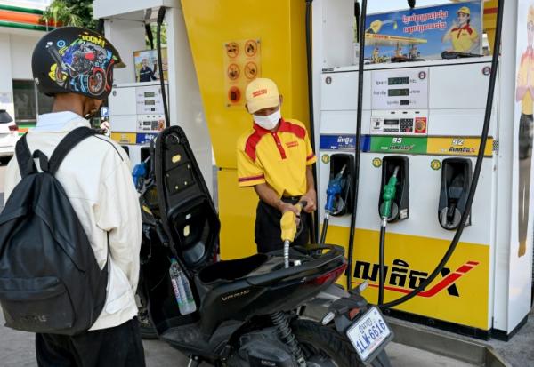 Un pompiste au travail dans une station-service de Phnom Penh, au Cambodge, le 1er avril 2026