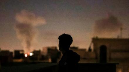 De la fumée dans le ciel de Téhéran en Iran après une frappe, le 4 mars 2026