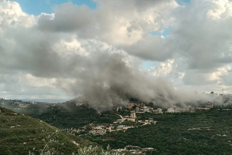 De la fumée s'élève du site d'une frappe aérienne israélienne qui a visé le village de Deir Qanoun al-Nahr, dans le sud du Liban, le 12 avril 2026