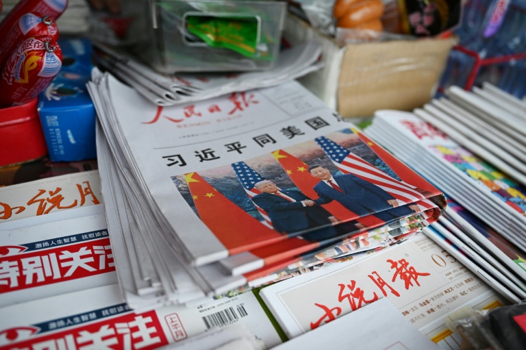 Des exemplaires du Quotidien du Peuple, avec en première page une photo et un titre 
