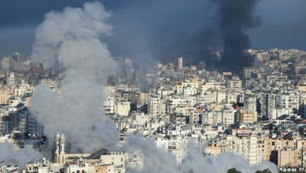 Des panaches de fumée à Beyrouth au Liban après des frappes aériennes israéliennes le 3 mars 2026