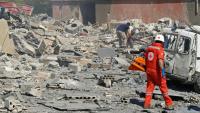 Des secouristes sur le site d'une frappe aérienne israélienne qui a ciblé le village d'Habbouch, dans le sud du Liban, le 7 mai 2026