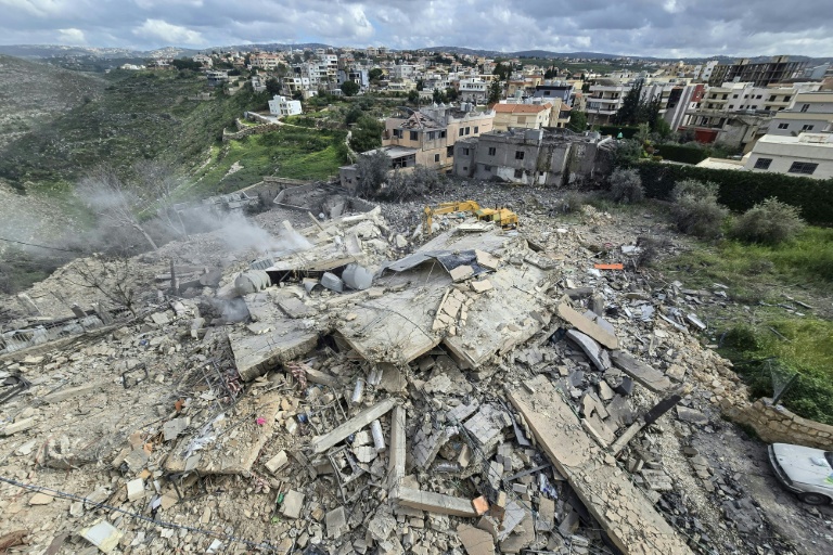 Des secouristes travaillent dans les ruines d'un bâtiment après une frappe israélienne dans le village de Hanouiyeh, dans le sud du Liban, le 30 mars 2026