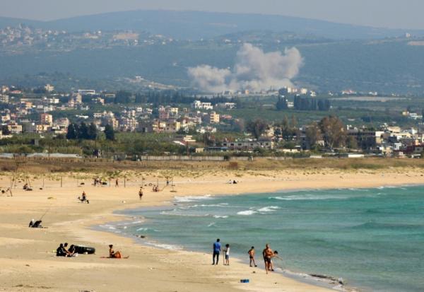 Photo prise depuis Tyr, dans le sud du Liban, montrant une frappe israélienne sur un village, le 8 mai 2026