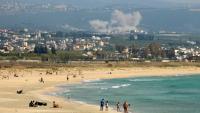 Photo prise depuis Tyr, dans le sud du Liban, montrant une frappe israélienne sur un village, le 8 mai 2026