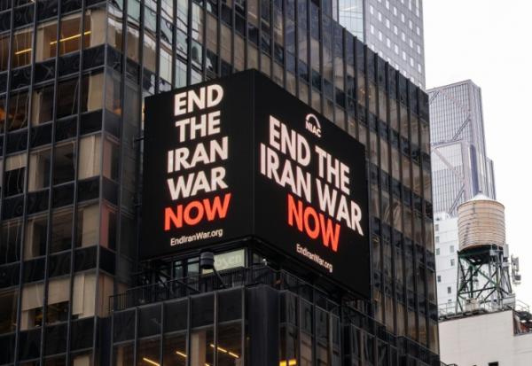 Un écran lumineux affiche "Arrêtez la guerre maintenant" à Times Square, le 30 avril 2026 à New York