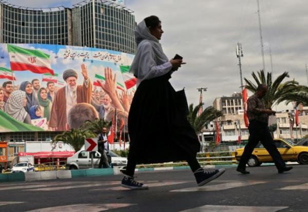 Une affiche géante de l'ancien Guide suprême Ali Khamenei à Téhéran, le 19 avril 2026