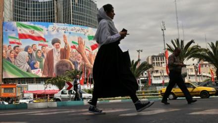 Une affiche géante de l'ancien Guide suprême Ali Khamenei à Téhéran, le 19 avril 2026