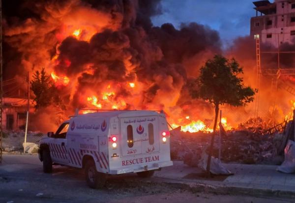 Une ambulance garée devant un brasier après un bombardement israélien visant une ferme solaire et une installation de production d’électricité à Tyr, au Liban, le 4 mars 2026