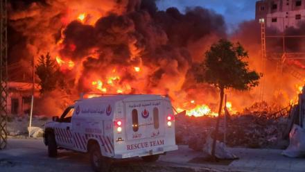 Une ambulance garée devant un brasier après un bombardement israélien visant une ferme solaire et une installation de production d’électricité à Tyr, au Liban, le 4 mars 2026