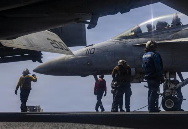 Photo diffusée par l'US Navy et le service des affaires publiques du Commandement central des États-Unis, le 28 mai 2026, un F/A-18F Super Hornet, sur le pont d'envol du porte-avions USS Abraham Lincoln, le 25 mai 2026