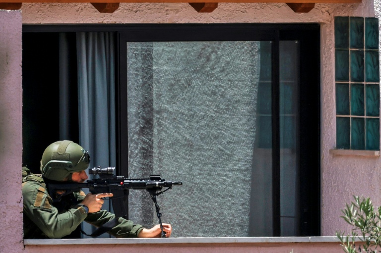 Un soldat israélien en position sur le balcon d'un immeuble dans le nord d'Israël, à la frontière avec le sud du Liban, le 31 mai 2026