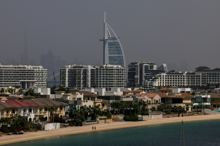 Une plage déserte sur Palm Jumeirah à Dubaï, le 2 mars 2026 aux Emirats arabes unis