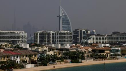 Une plage déserte sur Palm Jumeirah à Dubaï, le 2 mars 2026 aux Emirats arabes unis