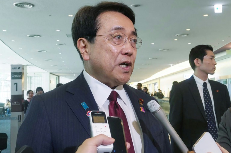 Le ministre de la Revitalisation économique Ryosei Akazawa, négociateur japonais sur les droits de douane avec le gouvernement américain, parle aux journalistes avant de s'envoler pour Washington, le 16 avril 2025 à l'aéroport de Tokyo-Haneda
