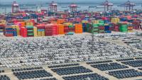 Des voitures chinoises prêtes pour l'exportation dans le port de Nanjing, dans l'est de la Chine, le 29 avril 2025