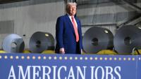 Le président américain Donald Trump en visite dans une aciérie à West Mifflin, en Pennsylvanie, le 30 mai 2025