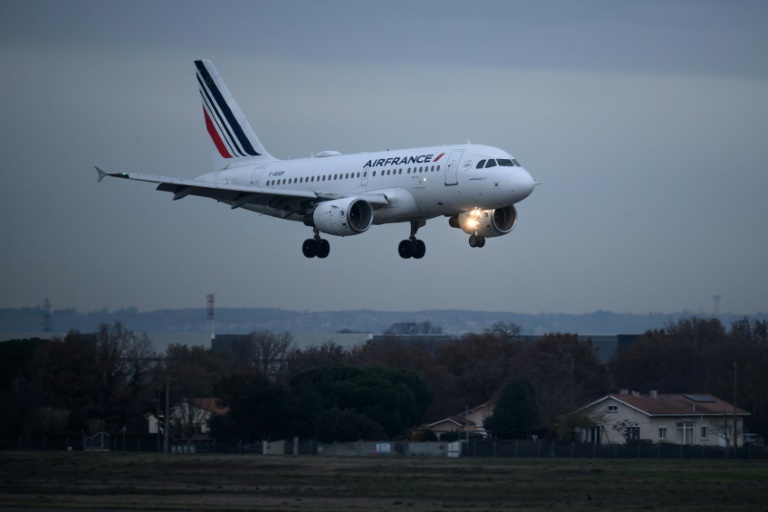 Un Airbus A318 de la compagnie aérienne Air France atterrit à l'aéroport de Toulouse-Blagnac, le 2 janvier 2025