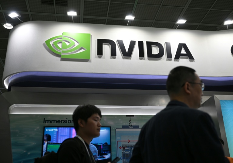 Des personnes passent devant le logo de Nvidia à Séoul, le 22 octobre 2025