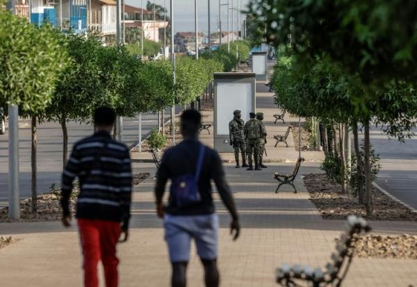 Des soldats patrouillent dans une rue de Bissau le 26 novembre 2025