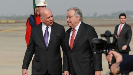 Le ministre des Affaires étrangères irakien Fuad Hussein (à gauche) marche aux côtés du secrétaire général des Nations unies (ONU) Antonio Guterres à l'arrivée de ce dernier à Bagdad le 13 décembre 2025.